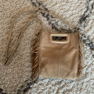 Maje väska💕🤩 - Säljer denna fina maje väska som är köpt förra sommaren! 💕☀️Säljer då jag har en ny så denna används inte så ofta. Den har blivit missfärgat på baksidan av väskan, men annars i bra skick! Nypris är runt 3000kr men jag säljer för 900kr! 😇🤍