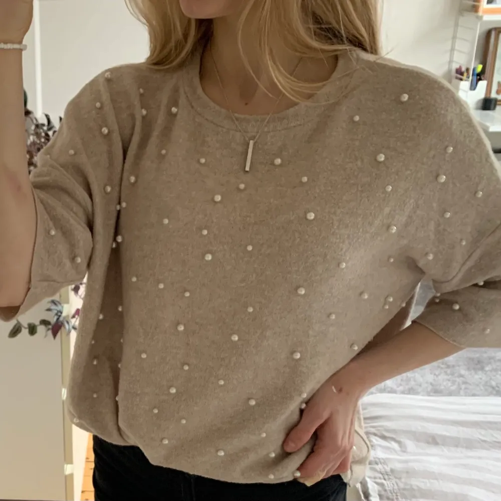 Superfin beige T-Shirt från Zara med ett väääldigt mjukt och mysigt material. Den har vita små pärlor över hela tröjan och är i storlek S. Säljer för 100kr 💫. T-shirts.