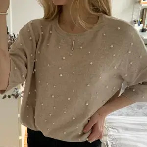 Superfin beige T-Shirt från Zara med ett väääldigt mjukt och mysigt material. Den har vita små pärlor över hela tröjan och är i storlek S. Säljer för 100kr 💫