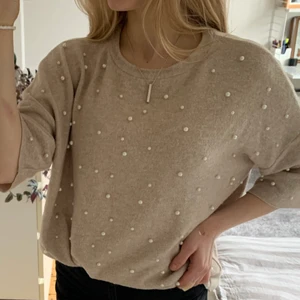 Zara T-shirt  - Superfin beige T-Shirt från Zara med ett väääldigt mjukt och mysigt material. Den har vita små pärlor över hela tröjan och är i storlek S. Säljer för 100kr 💫