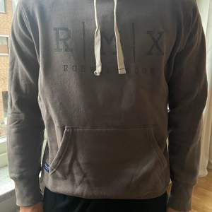 En hoodie köpt på killavdelning, storlek M, passar perfekt som en lite ”större” hoodie