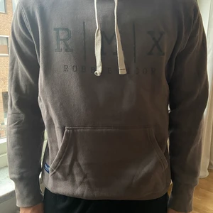 Robbie Moor hoodie - En hoodie köpt på killavdelning, storlek M, passar perfekt som en lite ”större” hoodie