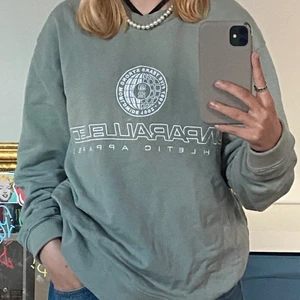 Snygg grön tröja  - Säljer en snygg tröja som är rkt najs och ha på sig, väldigt fint material, storlek XS men funkar som S/M också 💞