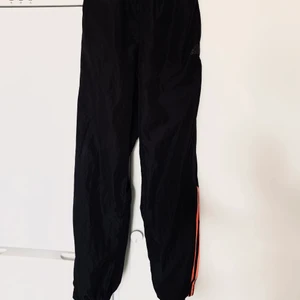 Adidas byxor - Adidas byxor,  Str: L, Modell: Herr, Pris: 350kr Skick: nyskick (använd 3 gånger)  Kolla gärna in mina andra inlägg, Vid intresse av fler varor så fixar jag ett bra paketpris!