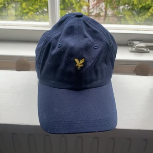 Lyle&Scott keps - En blå Lyle&Scott keps som jag max användt 2 ggr. One size. Säljs för 149kr.