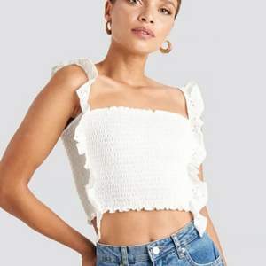 Världens finaste linne/crop top från NA-KD. Endast använd på min student förra året men blivit lite liten nu. Storlek XS men skulle snarare säga XXS, stretchigt material. Nypris 249kr, säljer för 100 kr + frakt <3