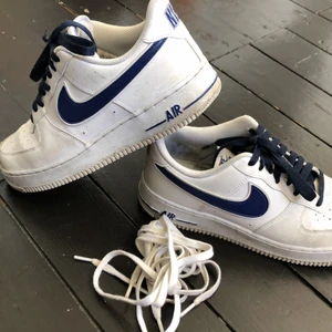 Nike air force 1 blå swoosh - Mina ett år gamla air force 1. Inte använt mycket alls eftersom jag har andra skor. Bra skick men lite smutsiga, går dock att träna bort och göra rena. Storlek 42,5 och du får till ett par vita snören. Kontakta mig vid pris förhandling 