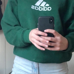 Vintage adidas tröja - tröja jag köpte från en affär på nätet tyvärr har dne fått ett bräm hål och några fläckar,fläckarna syns ej mycket och jag har ej brytt mig om. Brännhåret syns ganska tydligt som man ser därav låga priset!