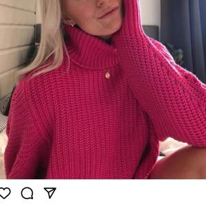 Säljer denna superfina rosa tröja i S! Färgen syns bättre på bilden på mig🙏🏽😇😋 