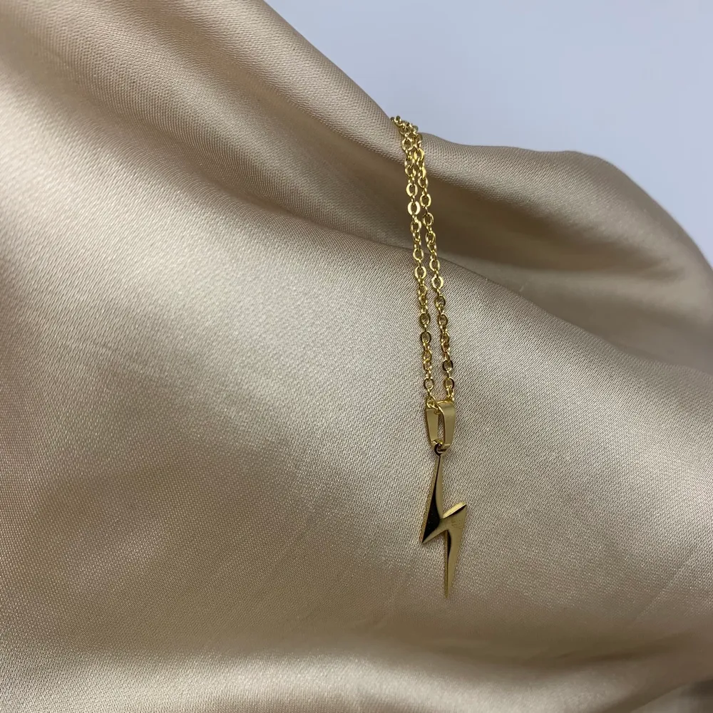 Guldfärgat halsband med hänge i form av en blixt. Såå fint och helt oanvänd! ⚡️. Accessoarer.