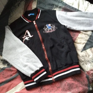 Bomber hoodie - En "bomber" hoodie med dragkedja som säljs då den är inte i min stil. 