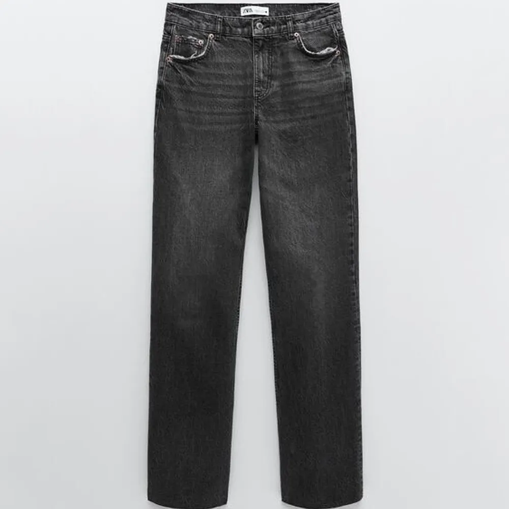 Säljer dessa low-mid waist jeansen från Zara ( alltså lägre i midjan än på bilden ) Nästan helt nya, bara använda någon gång. buda från 250kr ( lånade bilder💕 ) . Jeans & Byxor.