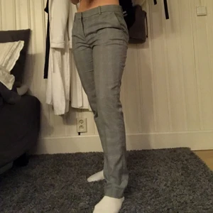 Kostymbyxor  - Grå-rutiga kostymbyxor från H&M i storlek 34✨ 