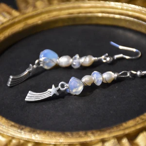 Örhängen kristaller  - Gjort av sötvattenspärlor och opalite. Nickelfria krokar. 