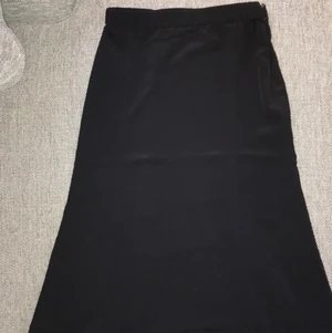 Kjol från Monki  - Säljer min oanvända kjol från Monki i strl 34. Mitt pris 75kr + 48kr frakt (frimärke) eller 66kr spårbar via PostNord. 