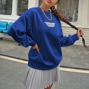 Blå tjocktröja helt ny  - Jätte fin helt ny blå tjocktröja med tryck där det står ”DREMAS are closer than theyappear” skulle dock passa i storlek S tror jag använd 1 gång,snygg och fin design 💕✨