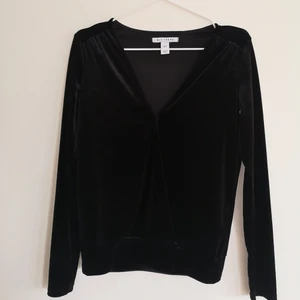 Fest topp i sammet strl XS - En perfekt fest topp i svart sammet med V-ringning🖤 