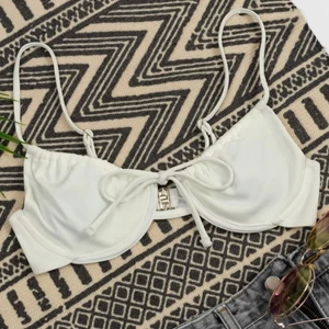 Bikini  - Fin bikini med bygel, säljes då den var för liten. Aldrig använd. Storlek M, För liten för mig med storlek 75D skulle säga att den passar dig med lite mindre bröst. 