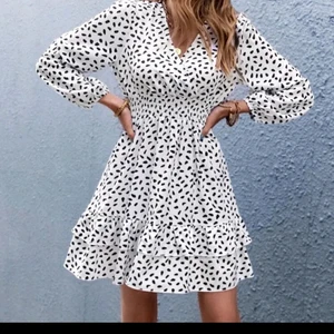 Elegant klänning  - •Ny elegant sommarklänning•《S》 Byst 《80cm》, Midja《58cm》, Höfter《88cm》