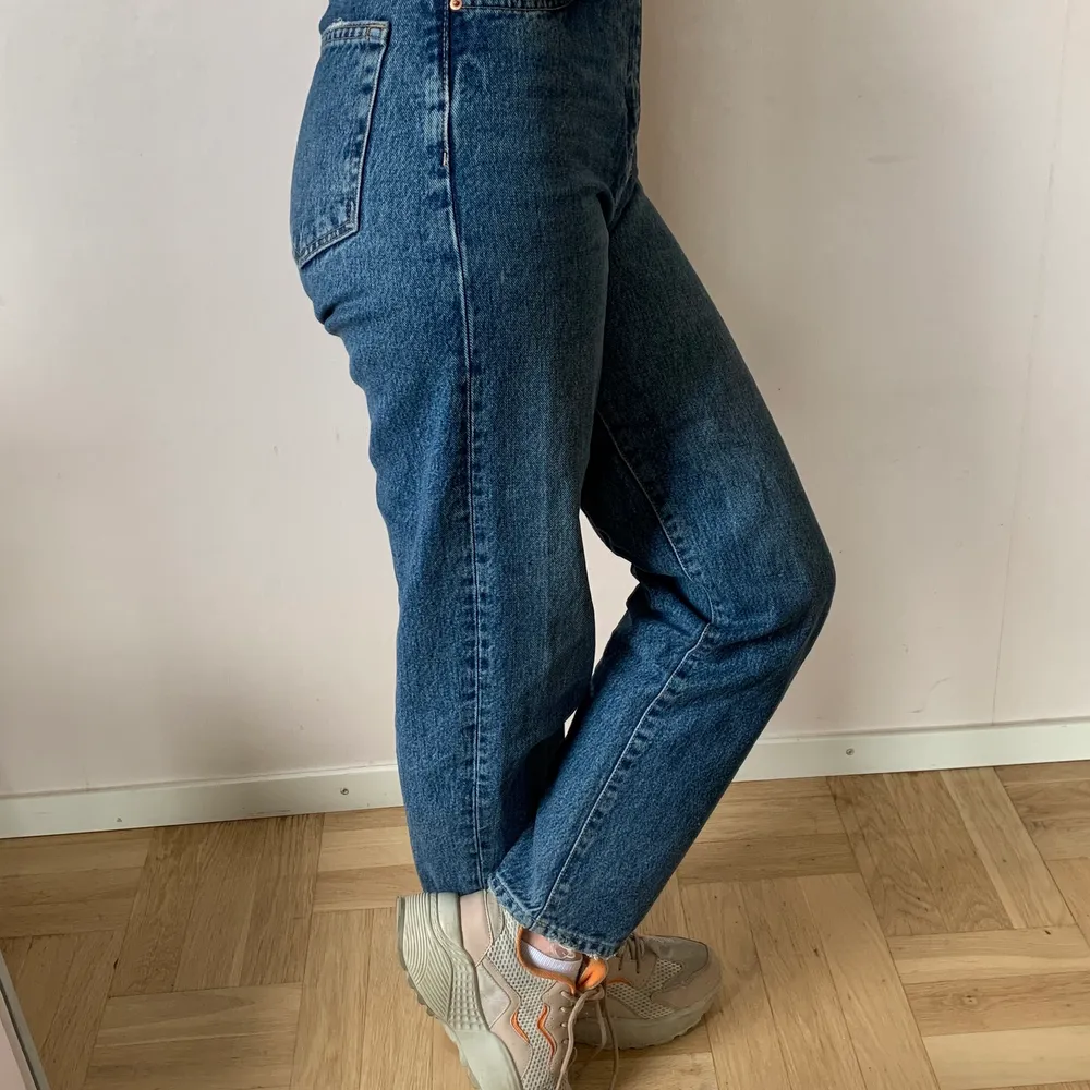 Höga perfekt blåa jeans, sparsamt använda, inga slitningar, som nya. Momjeans i storlek SMALL från Ginatricot. Köparen står för frakt  🌼. Jeans & Byxor.