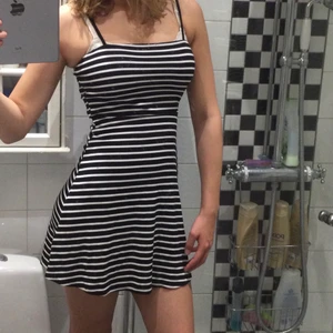 En kjol i stl 34 - Detta är en vit svart randig klänning med smala band. Den är väldigt söt och gullig❤️❤️