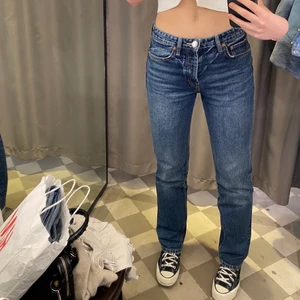 Zara jeans - Säljer mina superfina populära slutsålda midrise straight zara jeans som endast är använda en gång dagen då bilden togs! Har många jeans o dessa kommer tyvärr inte till användning💕  Storlek 38 men passar 36-38