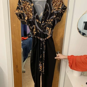 Jumpsuit  - Säljer en jumpsuit, versace insperarad,  bara testad. Super bekväm, den har även ett skärp med. Jag är 160cm och den passade mig, det spelar ingen roll angående längden då du kan vika upp den. Storlek XS- M så den är strechig.Nypris 800:- 