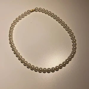 Pärlhalsband  - Ett trendigt pärlhalsband i fint skick, skriv priv för frågor eller fler bilder ☺️💕