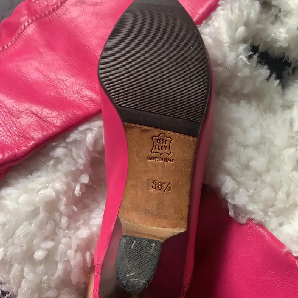 RIZZO-boots i hög modell. Klar rosa färg med spetsig tå och liten klack! Äkta läder (vero cuoio), normalt begagnat skick inga tydliga deffekter förutom viss slitning på tåspetsarna (skickar bild) . Skor.