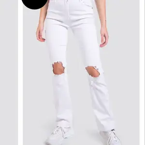 Dessa vita jeans sitter som en smäck och formar rumpan jättefint. De är från madlady och är i storlek 34. Nypris är 500, buda!