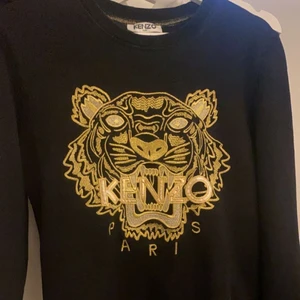 Tröja. - En väldigt snygg och bekväm tröja från Kenzo, storlek M men är lite mindre i storleken, passar XS - M. Köparen står för frakten! 🤗