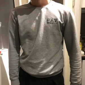 EA7 Emporio Armani  - Säljer killens emporio Armani sweatshirt. Den är i nyskick och är äkta. Stl S.