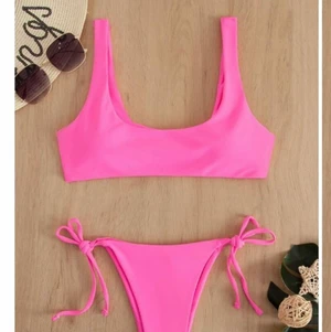 Rosa Bikinitopo! - Söt och snygg rosa bikinitopp, aningen neon o supersnygg när man är brun😍😍 var tyvärr lite liten för mig :(( STORLEK: S💕💞 OBS säljer bara överdelen!
