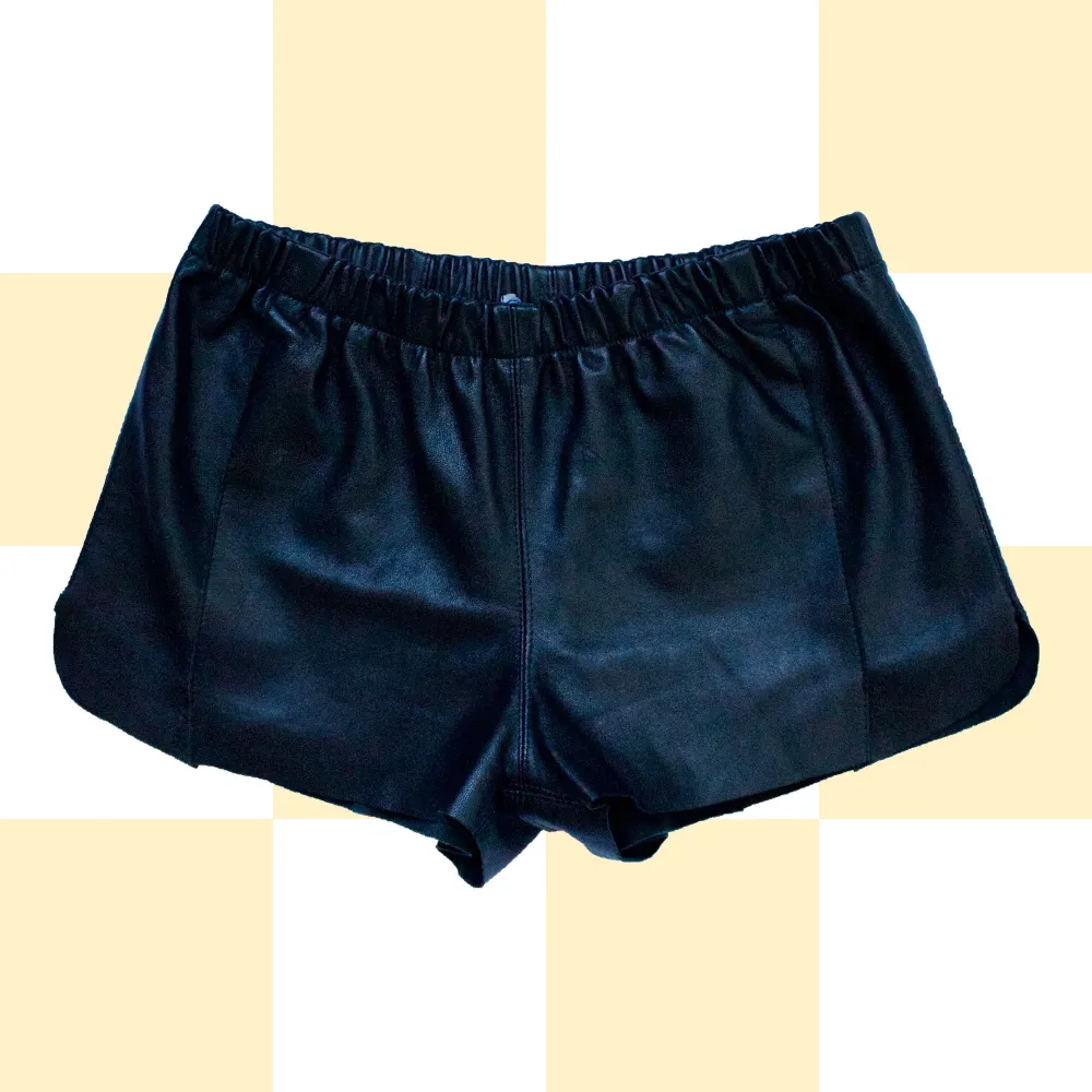 ◾️CUTE SMALL LEATHER SHORTS WITH ELASTIC WAISTBAND  • SIZE - XS / EU 34 • BRAND - Vintage • MATERIAL - Leather  . Shorts.