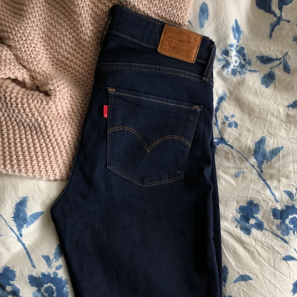 Mörkblå levisjeans i modell 721 high rise skinny. Knappt använda så är i fint skick🌿 Bara att skriva om man vill se hur de ser ut på🤍 Köpare står för frakt. Pris går att diskutera🥰. Jeans & Byxor.
