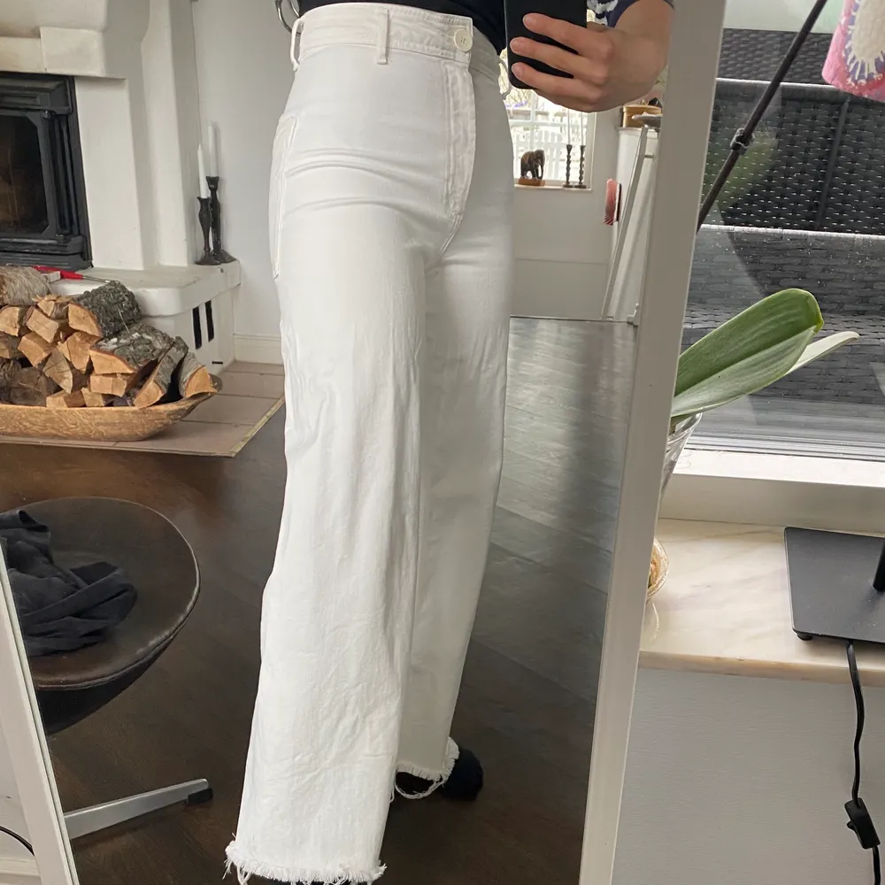 Vita jeans från Zara med avklippta detalj nedtill. De går ner till marken för mig som är 1,60 lång, använda en gång. Kolla gärna mina andra annonser också. Jeans & Byxor.