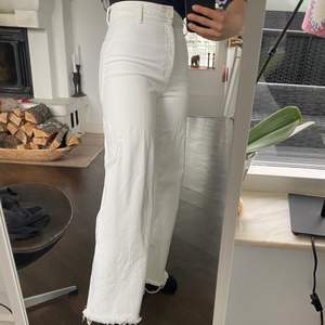 Vita jeans från Zara med avklippta detalj nedtill. De går ner till marken för mig som är 1,60 lång, använda en gång. Kolla gärna mina andra annonser också