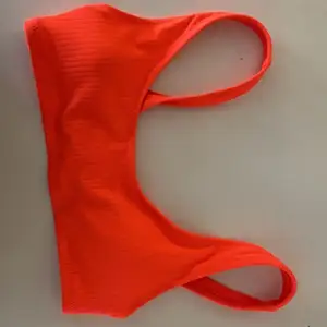 Säljer min orange neon bikini överdel, skit snygg och man ser väldigt brun ut! Säljer pga att den är för liten. Säljer för 90kr+frakt 