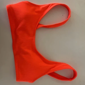 Neon bikini  - Säljer min orange neon bikini överdel, skit snygg och man ser väldigt brun ut! Säljer pga att den är för liten. Säljer för 90kr+frakt 