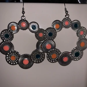 Jätte coola öronhängen - Silvriga jätte unika! Nypris runt 350kr, dom är som nya, är endast provade! Frakten kostar 10kr!