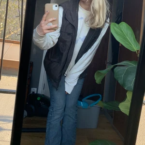 Vintage väst - En skit snygg grå/svart väst😍 Jag tycker om denhär jätte mycket men har inte passat min stil. Västen är rätt så tunn så ger inte så mycket värme men är med som en snygg detalj:) Köparen står för frakten!