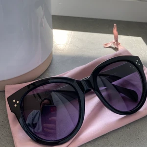 Solglasögon Celinekopior  - Solglasögon från mister spex. Nypris 599 kr. Fint skick. Svarta. Bred storlek och stora glas.