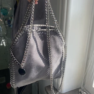 Stella maccartney liknande väska  - Säljer min stella liknade väska, helt oanvänd!! Den är grå i mjukt material, med silver kedja. Köptes för 699🥰