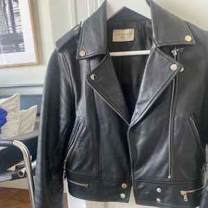 Sandro skinnjacka  - Säljer min Sandro skinnjacka då den är för liten.. den är i gott skick och klassisk! 