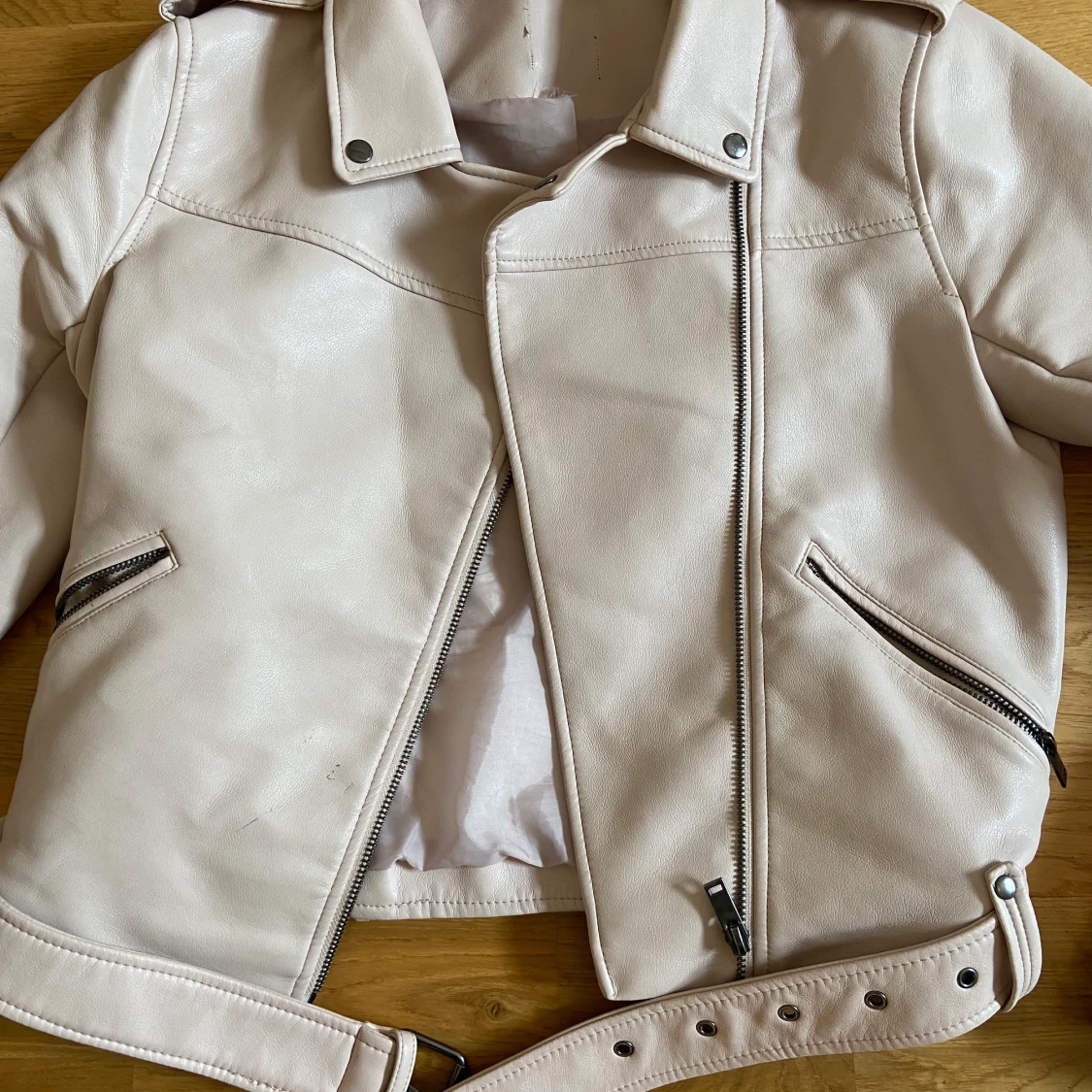 Ljusrosa skinnjacka - 90