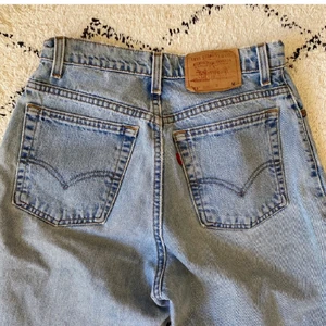 Denim jeans i storlek M - Perfekta denim jeans i nyskick. Köptes på plick, Säljes då dom tyvärr inte passar mig. Passar på någon som är omkring 160-170. Hör gärna av er om ni har fler frågor! Om fler är intresserade kommer jag göra en budgivning 💗 (bilder är lånade från annonsen jag köpte ifrån)