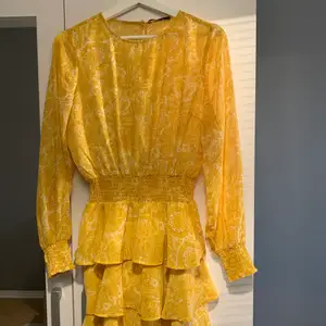 En gul och fin klänning, tun, längden är till låten 