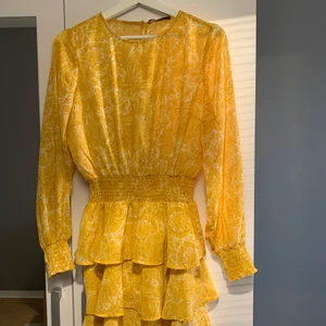 Gul klänning från Ginatricot, storlek S - En gul och fin klänning, tun, längden är till låten 