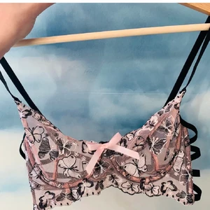 Underklädessett - Väldens finaste sett med trosa och bh. Supersöta broderade fjärilar på. I mesh material. Trosorna är string. I storlek s. De passar tyvärr inte mig. Helt oanvända. Finns i rosa. Fråga gärna för mer info🥰 Jag betalar frakten!