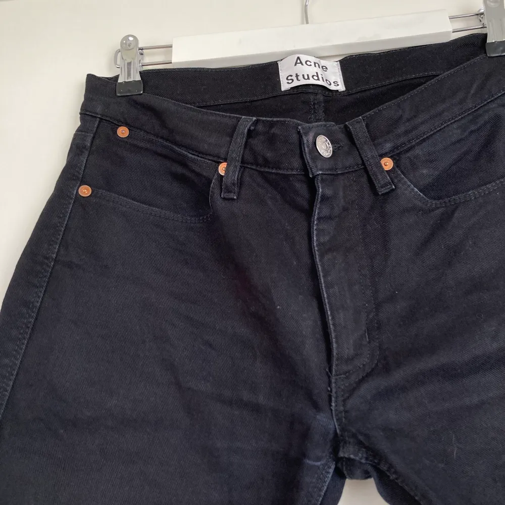 Svarta jeans från Acne Studios köpta från Tradera, aldrig använda av mig. De är raka och tighta i passformen. Bleknat lite mellan benen men annars i nyskick! . Jeans & Byxor.